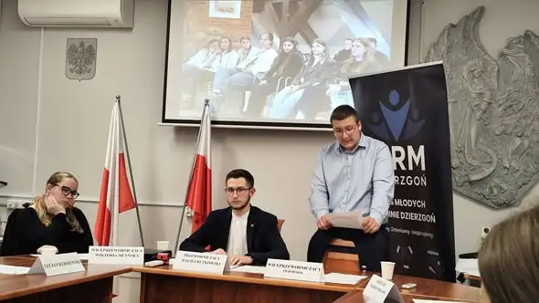 Nowi radni i konkurs fotograficzny – VII sesja Młodzieżowej Rady Miejskiej w Dzierzgoniu