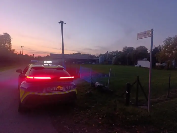 17-latek uciekał crossem przed policją. Zatrzymał się na ogrodzeniu