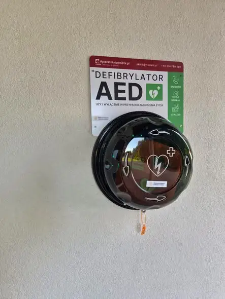 Szkoła w Sztumie z defibrylatorem AED – bezpieczeństwo uczniów priorytetem