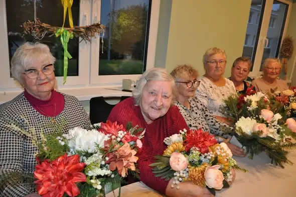 Seniorki z Bruku uczą, jak samodzielnie tworzyć wiązanki i rękodzieło