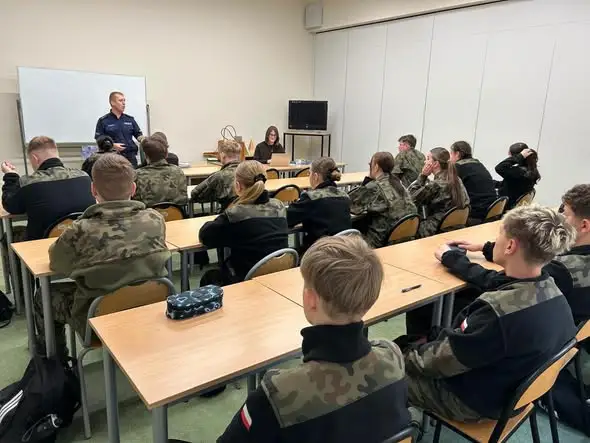 Sztum: policjant uczył pierwszoklasistów, jak bezpiecznie żyć offline i online