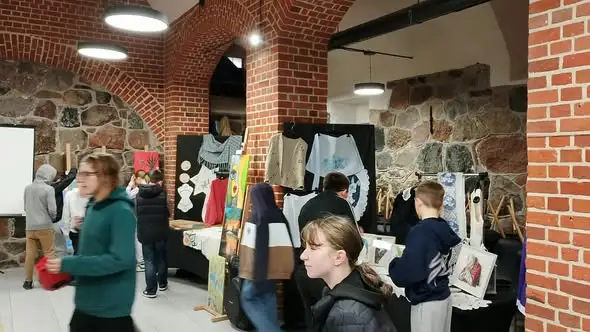 Uczniowie z Dzierzgonia zachwyceni twórczością seniorów na wystawie „Senior Art”